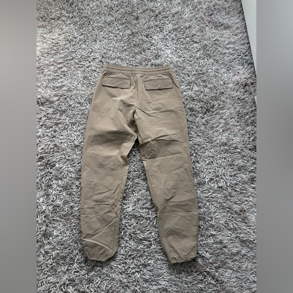 Alo Yoga Cargo Venture Pant Beige Men's Sz Medium Authentic - Picture 6 of 9